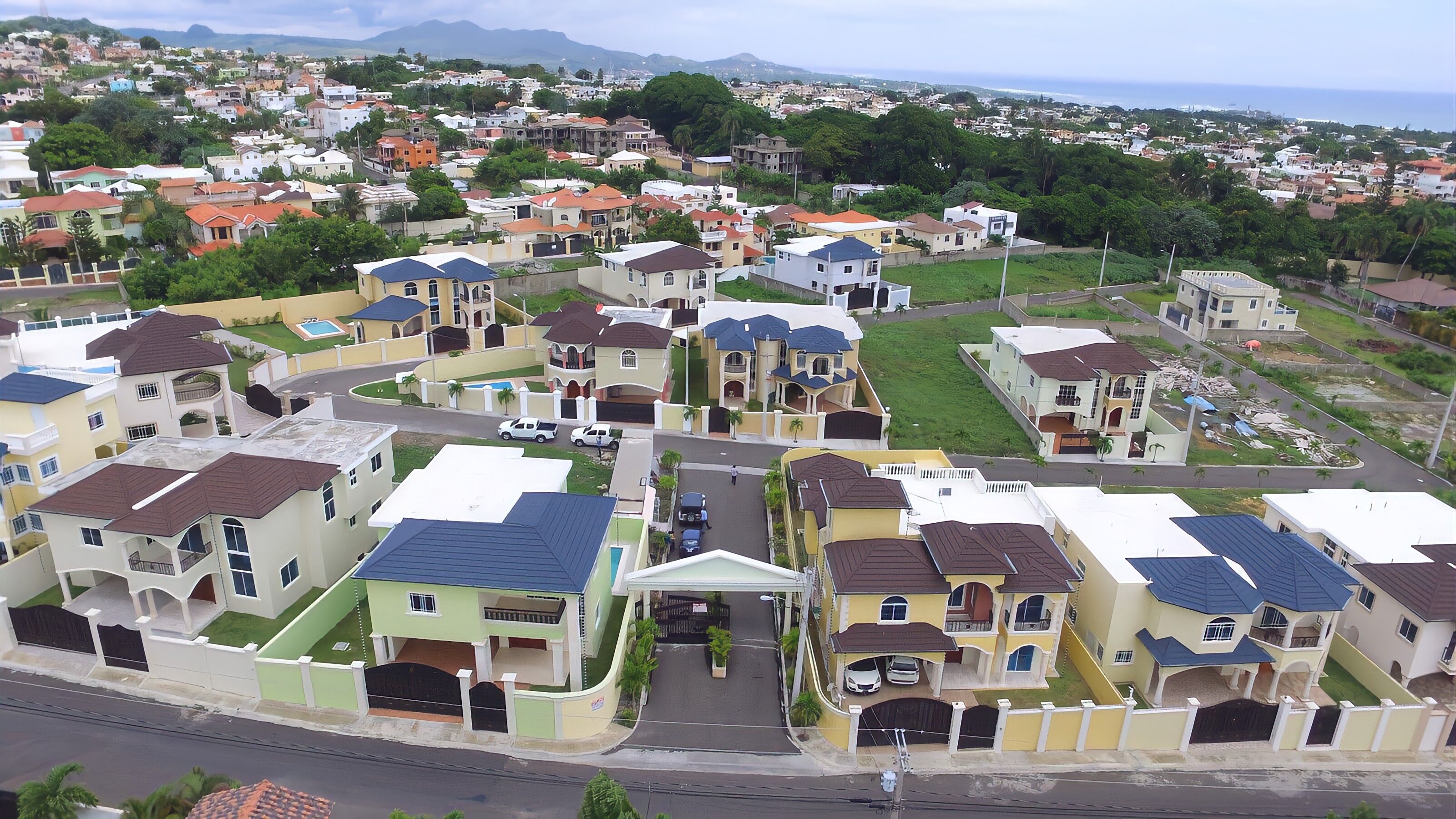 Application of Stone Coated Metal Roof Tiles in Villas